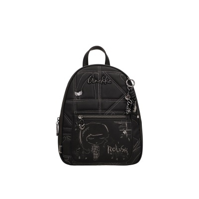 Mochila preta com detalhes em branco e desenho frontal