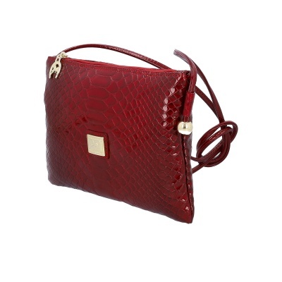 Mala vermelha imitação pele de cobra com fecho dourado e alça fina