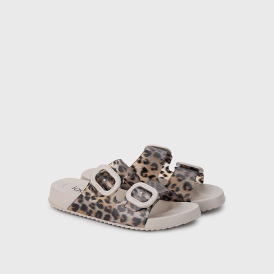 Chinelos tipo sandália com padrão animal print e fivelas largas