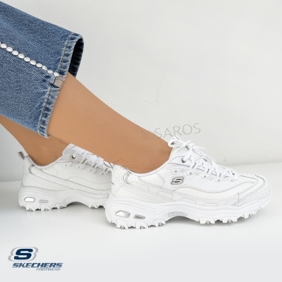 Ténis brancos Skechers com sola grossa e detalhes em relevo