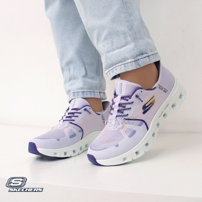 Ténis lilás Skechers Slip-Ins com sola branca e detalhes roxos