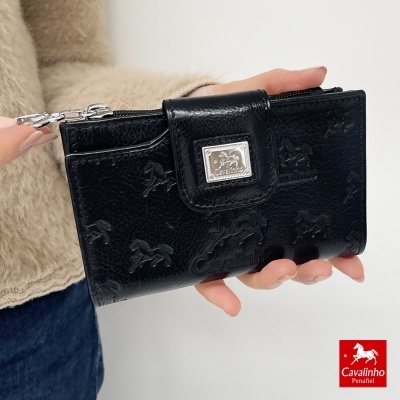 Carteira preta em pele com relevo de cavalos e fecho com placa metálica Cavalinho