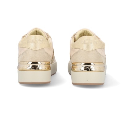 Sapatilhas bege com detalhes dourados e salto branco