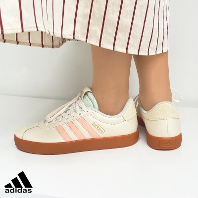 Ténis Adidas brancos com riscas rosas e sola castanha