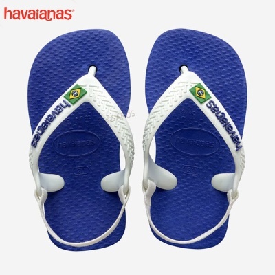 Sandálias Havaianas azuis com tiras brancas e bandeira do Brasil