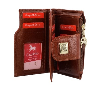Carteira castanha em pele com compartimentos para cartões e fecho metálico