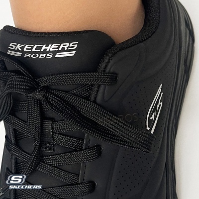 Ténis Skechers BOBS pretos com atacadores pretos e detalhes em branco no logo