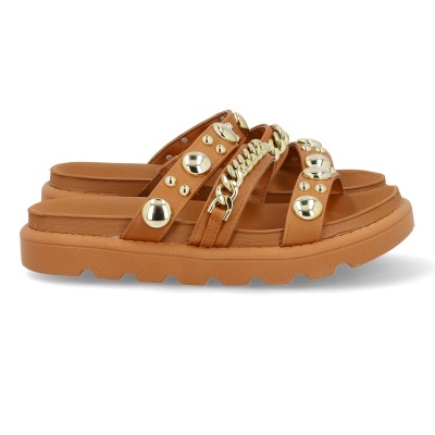 Sandálias castanhas com tachas e correntes douradas