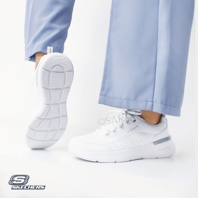 Ténis brancos Skechers com sola antiderrapante e detalhe cinzento