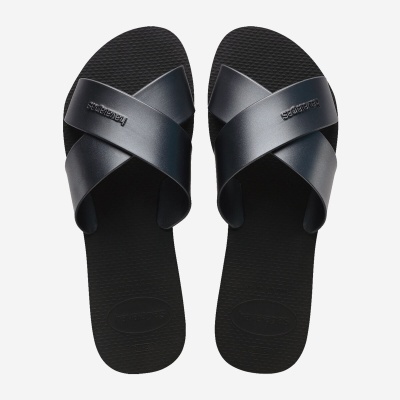 Chinelos pretos com tiras cruzadas e sola texturada com logo Havaianas