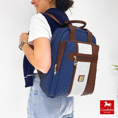 Mochila azul, castanha e branca matelassê com logótipo Cavalinho