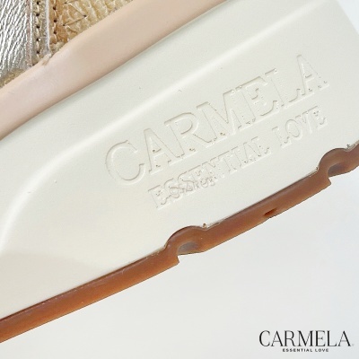 Sola branca de calçado com marca Carmela e detalhes dourados em couro