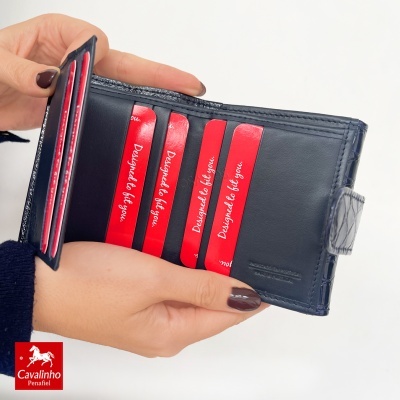 Carteira masculina preta em couro com ranhuras para cartões vermelhos