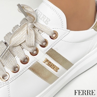 Ténis brancos com detalhes dourados e logótipo FERRE