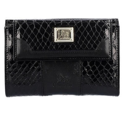 Carteira preta Cavalinho com textura de pele de réptil e placa metálica na frente