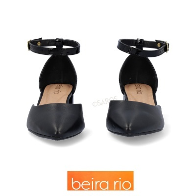 Sapatos femininos pretos Beira Rio com tornozeleira e salto baixo