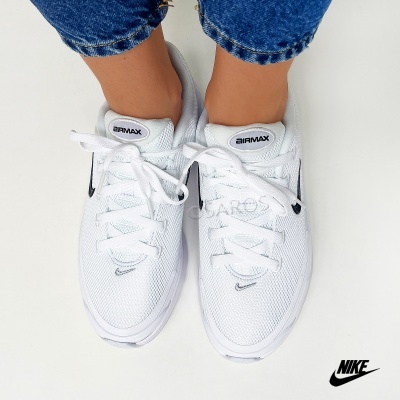 Ténis Nike Air Max brancos com detalhes pretos e sola branca em tecido respirável