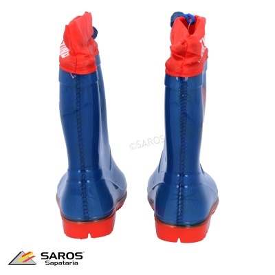 Botas de borracha azuis com sola vermelha e acabamento vermelho em tecido, vista traseira