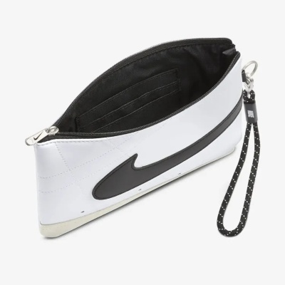 Bolsa de mão branca com logo preto da Nike e tirante preto de corda com pontos brancos