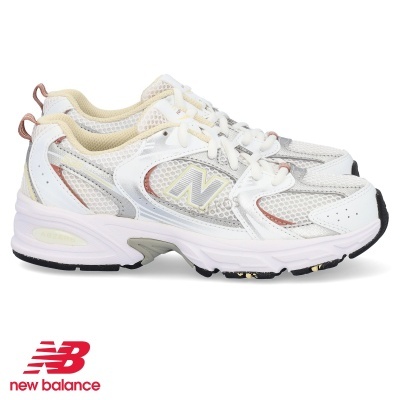 Sapatilhas New Balance brancas e cinza com detalhes bege e rosa