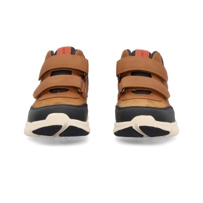 Par de sapatilhas castanhas e pretas com fecho de velcro e detalhe vermelho
