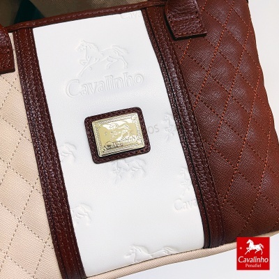 Mala Cavalinho bege, branca e castanha com padrão matelassê e placa dourada