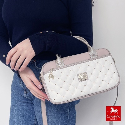 Mala de mão creme acolchoada com tachas douradas e bordas rosa claro