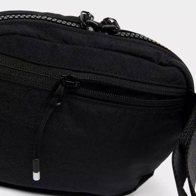 Bolsa preta tipo pochete com fecho de correr duplo e secundário