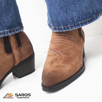 Botas de camurça castanha com salto médio e costura decorativa