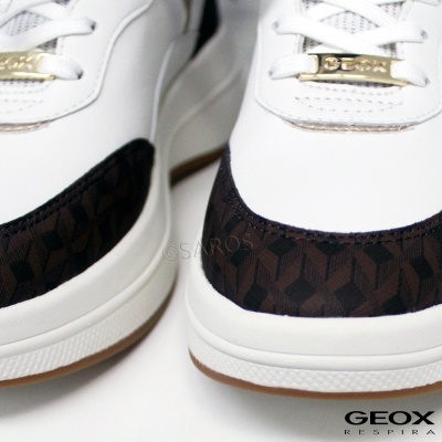 Ténis brancos com padrão castanho e preto na frente e detalhe metálico GEOX nas atacadeiras