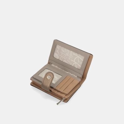 Carteira em pele bege e castanho aberta mostrando múltiplos compartimentos.