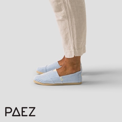 Sapatos alpargatas PAEZ azul claro com sola bege e calças claras