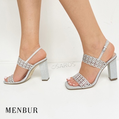 Sandálias prateadas MENBUR com salto alto e tiras entrelaçadas