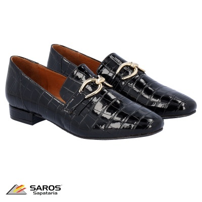 sapatos mocassim em couro verniz preto com textura crocodilo e fivela dourada