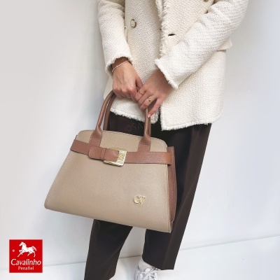 Bolsa bege e castanha de senhora em couro com fivela dourada e logotipo CV
