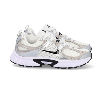 Ténis desportivos brancos e prateados com logótipo Nike preto