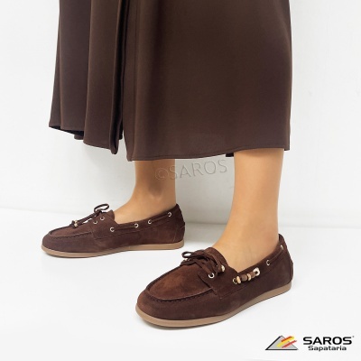 Sapatos mocassins castanhos em camurça com atacadores e detalhes dourados.