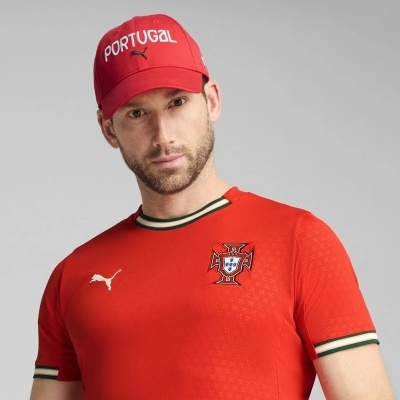 Homem com boné vermelho PORTUGAL e camisola desportiva vermelha com brasão de Portugal