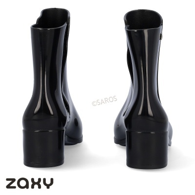 Botas pretas brilhantes de cano médio com salto quadrado vistas de trás