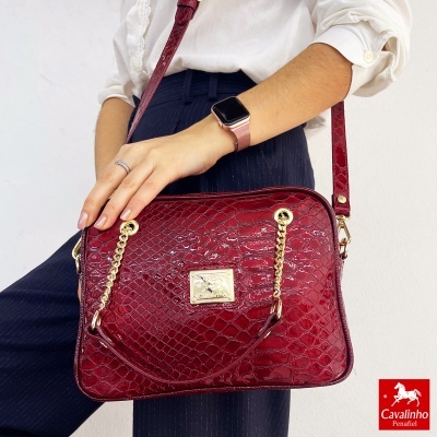 Mala transversal vermelha padrão pele de crocodilo com detalhes dourados e placa Cavalinho Penafiel