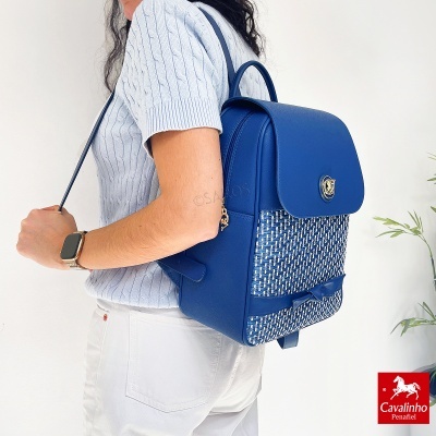 mochila azul com textura trançada e detalhe de laço