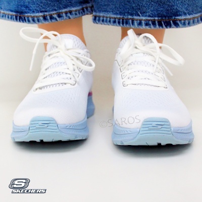 Tênis brancos Skechers com sola azul clara e atacadores brancos
