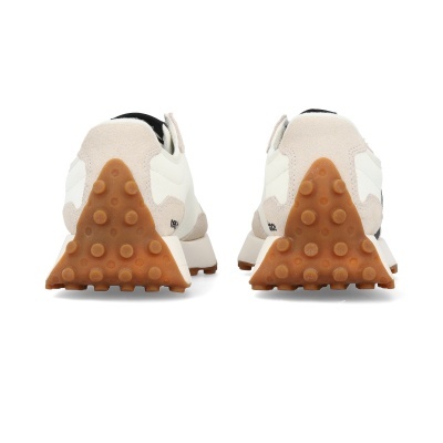 Ténis brancos com sola castanha vista de trás