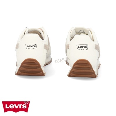 Par de sapatilhas brancas Levi's com sola castanha visto de trás