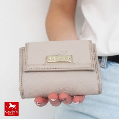 Carteira cinza clara Cavalinho com placa metálica