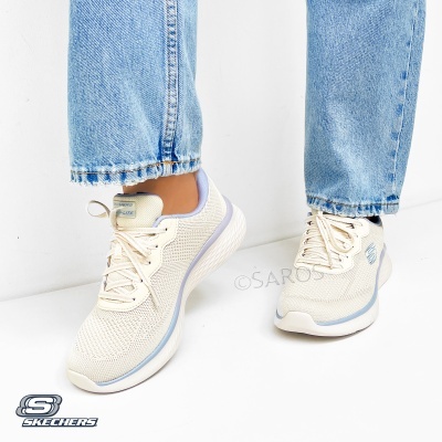 Ténis Skechers creme com detalhes azuis usados com calças de ganga