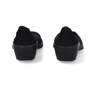 Sapatos pretos de salto baixo com tecido tricotado vistos de trás