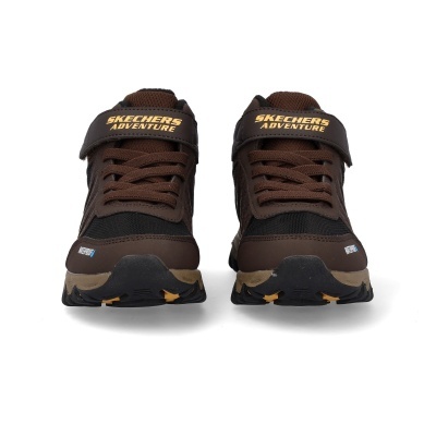 Ténis Skechers Adventure castanhos escuros com preta e sola preta e bege em fundo branco