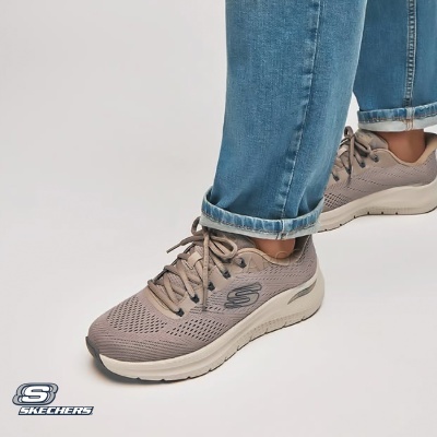 Sapatilhas Skechers bege e jeans azul claro num fundo branco