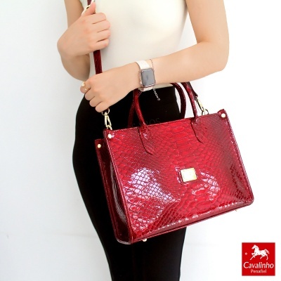 Mala de mão vermelha com padrão de pele de crocodilo, acabamento brilhante